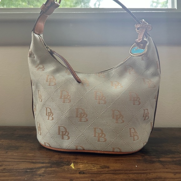 Dooney&Bourke light blue zippered bucket handbag with belt style strap - Picture 9 of 16
